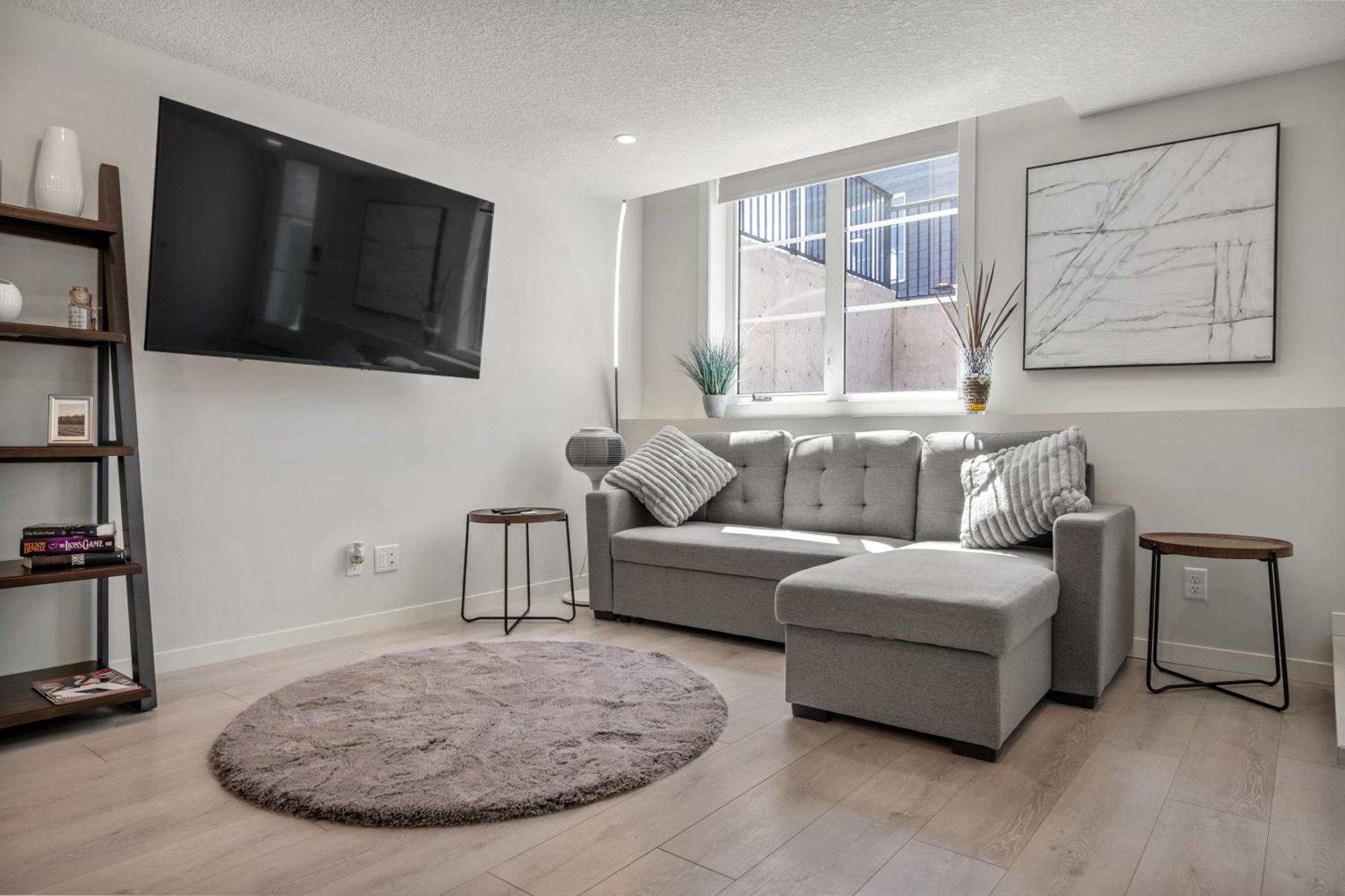 Cozy Rockland Park Unit+parking Calgary